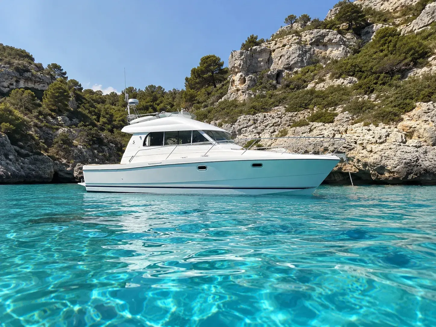 El barco Sedal Uno fondeado en una cala de Menorca