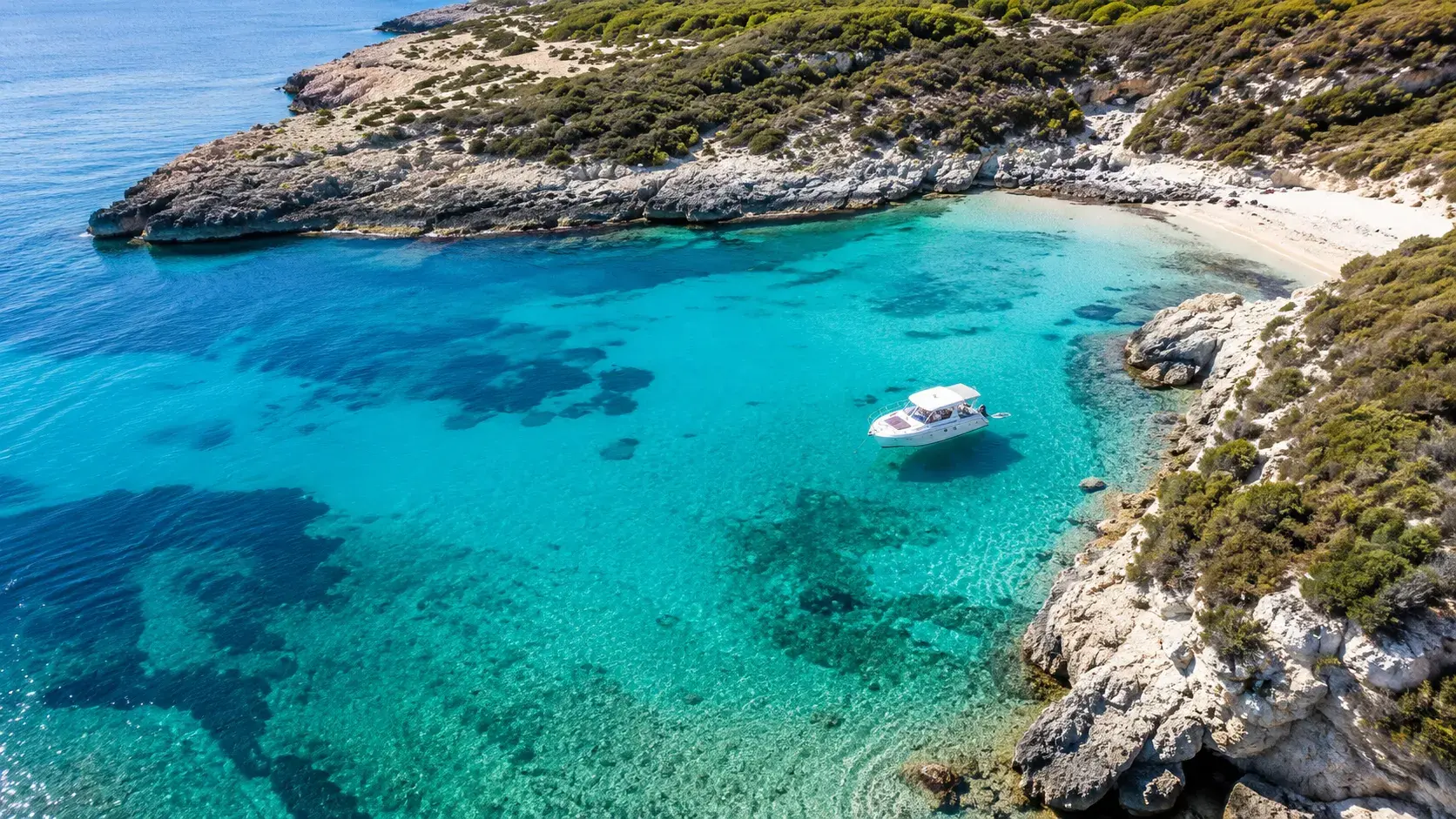 Vista aérea de una cala turquesa