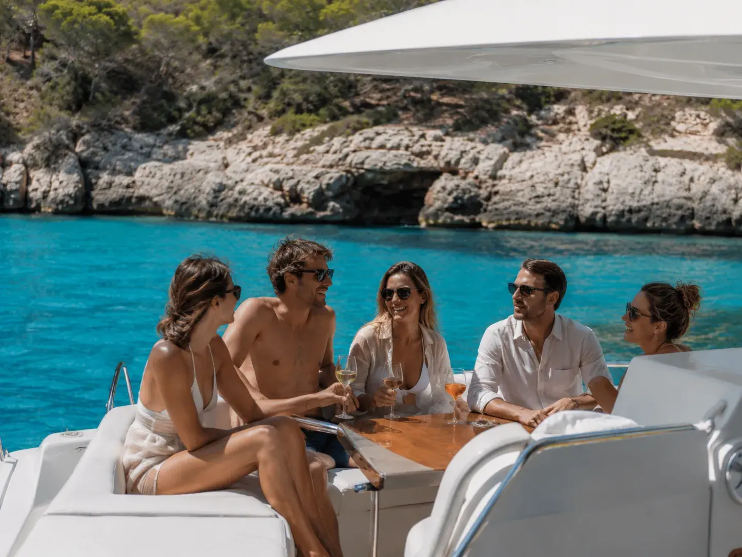 Personas disfrutando en cubierta durante el chárter de medio día en Menorca