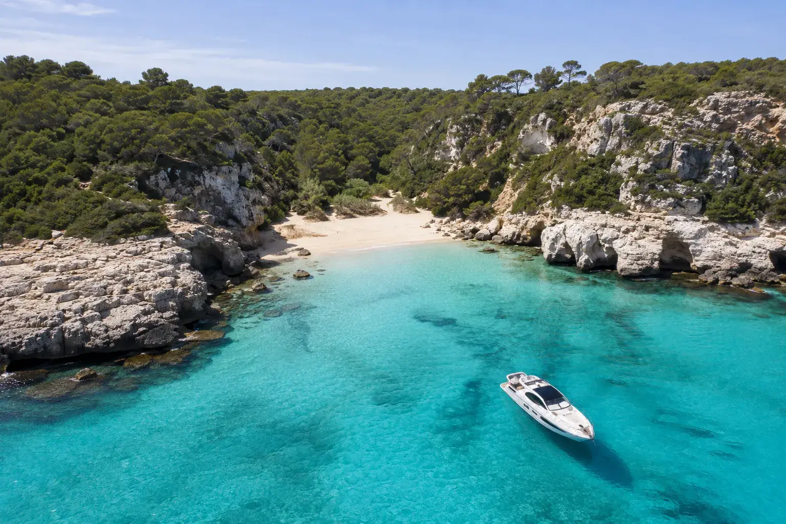 Vista aérea de una cala turquesa de la costa sur de Menorca